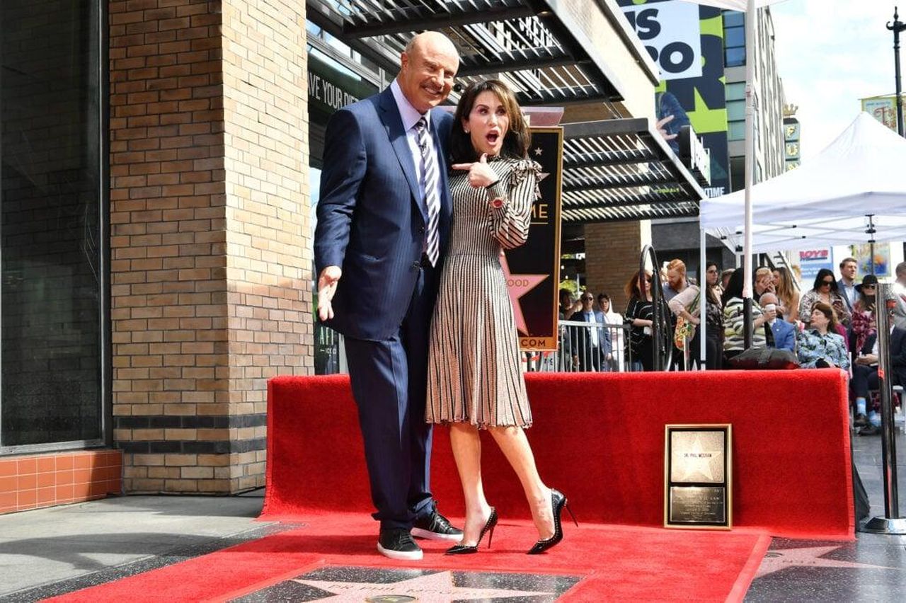 Come__Finito_il_Suo_Primo_Matrimonio_jYMkN662Pp - Confidenze24 source:thehollywoodgossip - Come è Finito il Suo Primo Matrimonio - Dr. Phil McGraw e sua moglie Robin McGraw alla cerimonia di onorificenza di Dr. Phil McGraw con una stella sulla Hollywood Walk Of Fame.