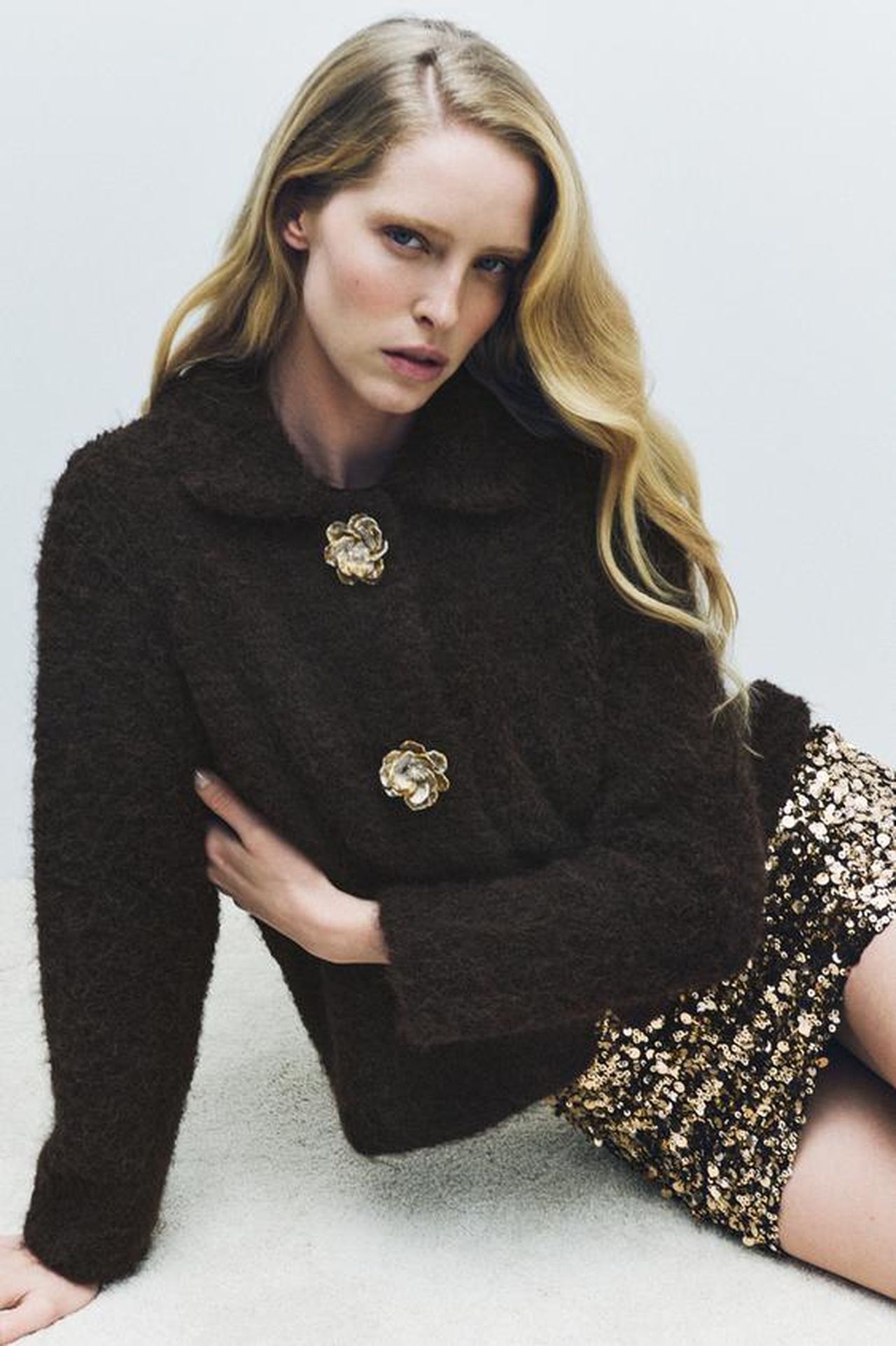 source:vipmagazine - Come incorporare il Mocha Mousse nel tuo guardaroba - Giacca di Zara