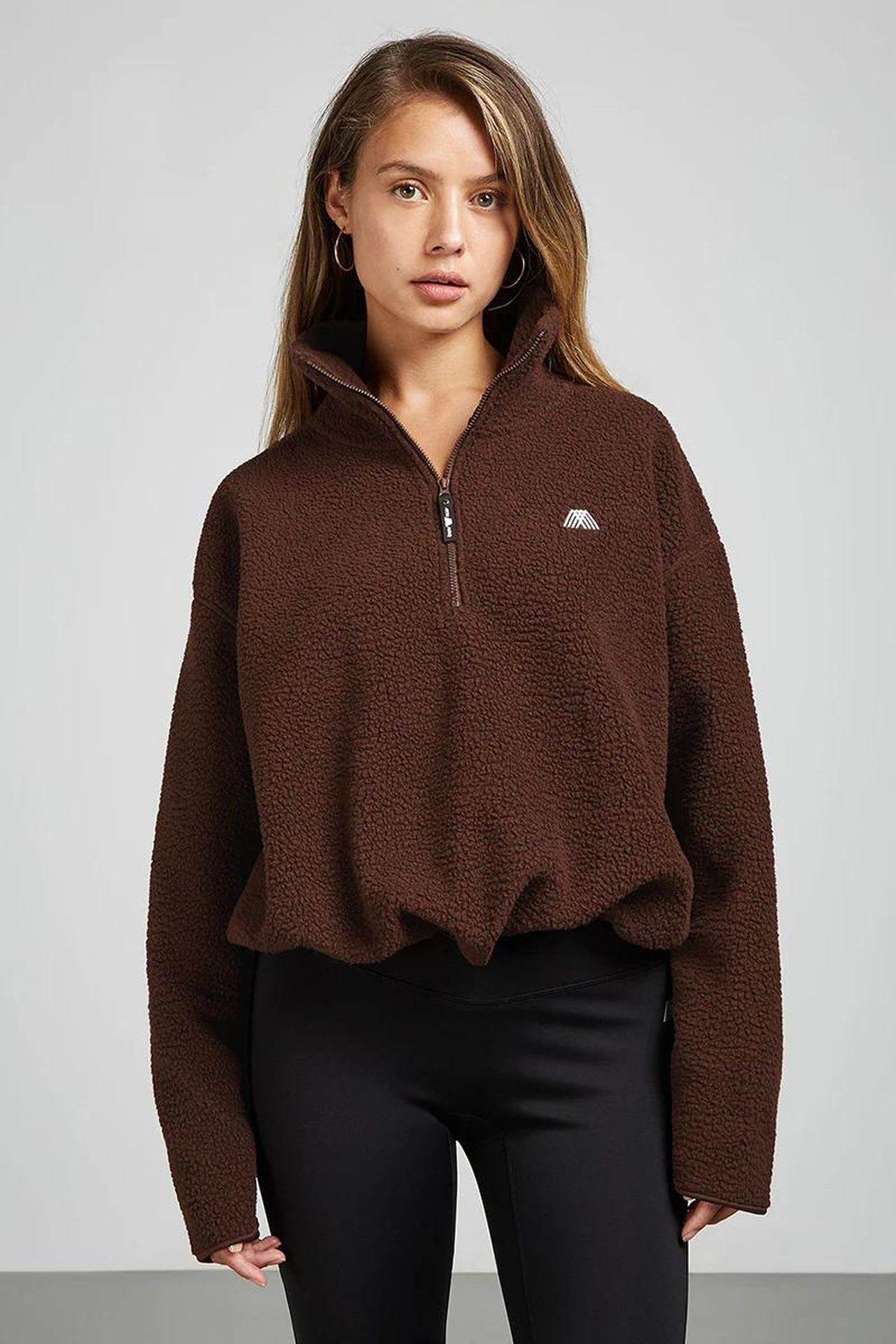 source:vipmagazine - Come incorporare il Mocha Mousse nel tuo guardaroba - Abito di 4th ARQ