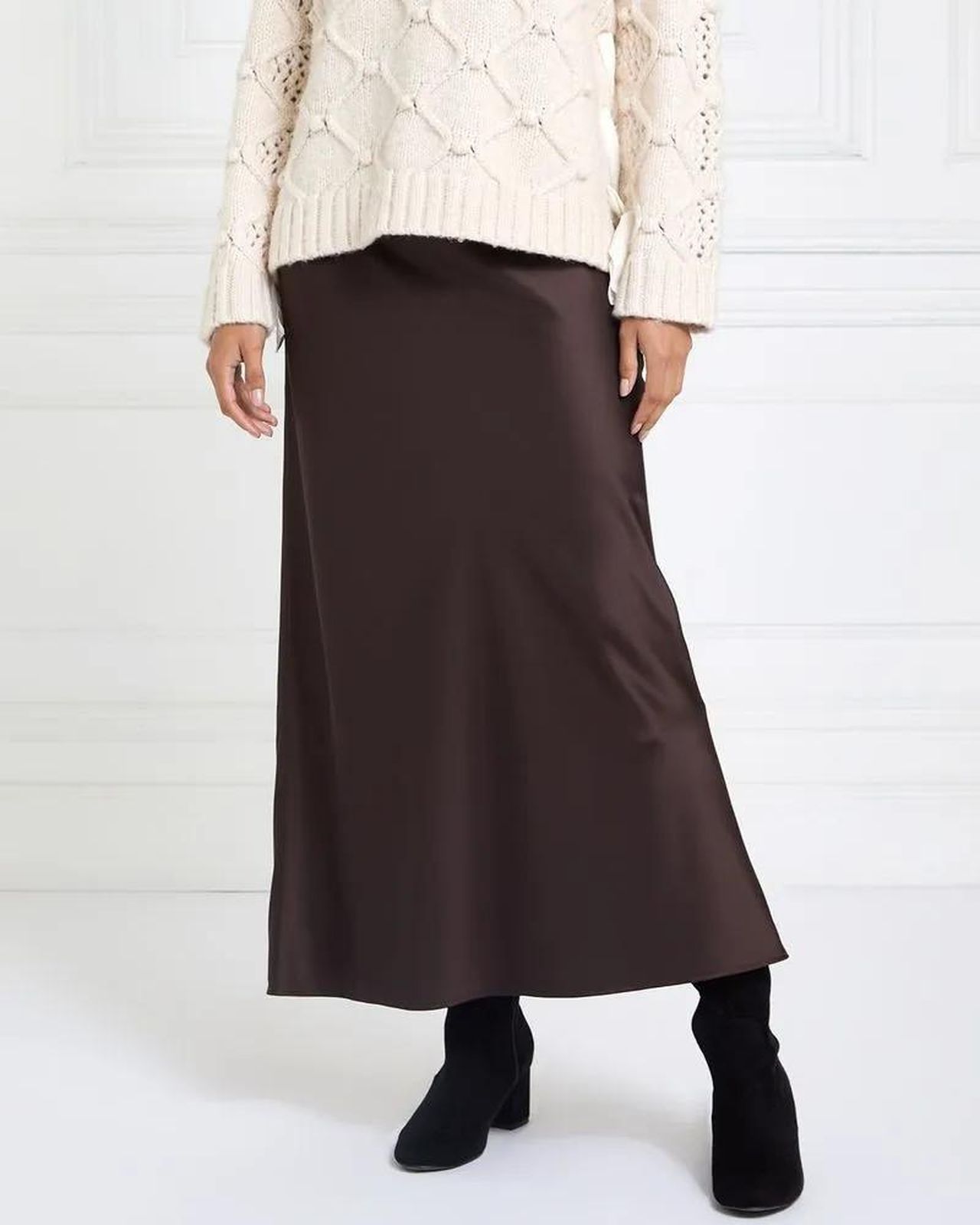 source:vipmagazine - Come incorporare il Mocha Mousse nel tuo guardaroba - Stivali di Dunnes