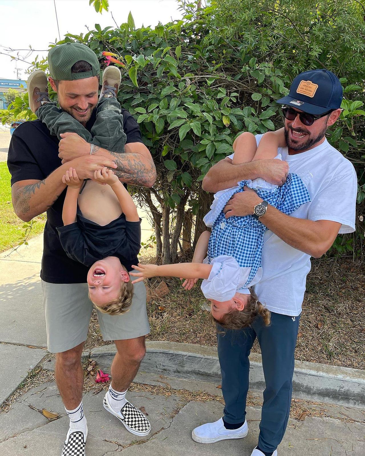 source:usmagazine - Come si inserisce la famiglia di Dylan? - Dylan Efron con la sua famiglia