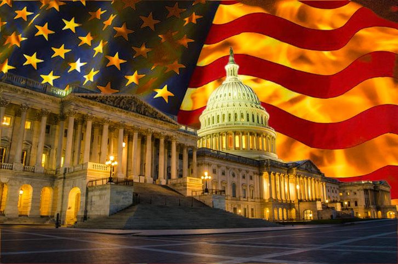 Condannato_del_6_gennaio_ricercato_per_molestie_su_minori_byljulcbjz - Confidenze24 Condannato del 6 gennaio ricercato per molestie su minori - Capitol Washington con bandiera americana in fiamme