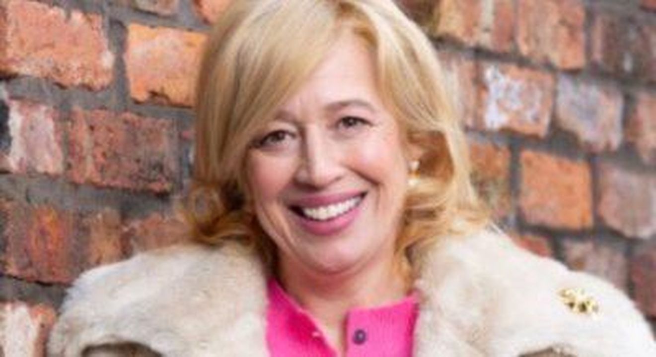 Coronation_Street_conferma_il_ritorno_di_Julie_Carp_per_luscita_di_Eileen_q2g3ZENgOV - Confidenze24 source:entertainmentdaily - Coronation Street conferma il ritorno di Julie Carp per l'uscita di Eileen - Katy è tornata sui ciottoli come Julie