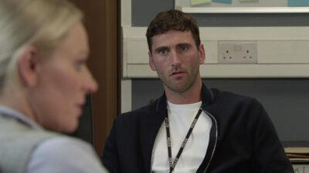 Coronation_Street_fan_theory_Kit_per_incastrare_Dylan_qiOF3bVD43 - Confidenze24 source:entertainmentdaily - Coronation Street fan theory: Kit per incastrare Dylan? - Kit è un poliziotto corrotto