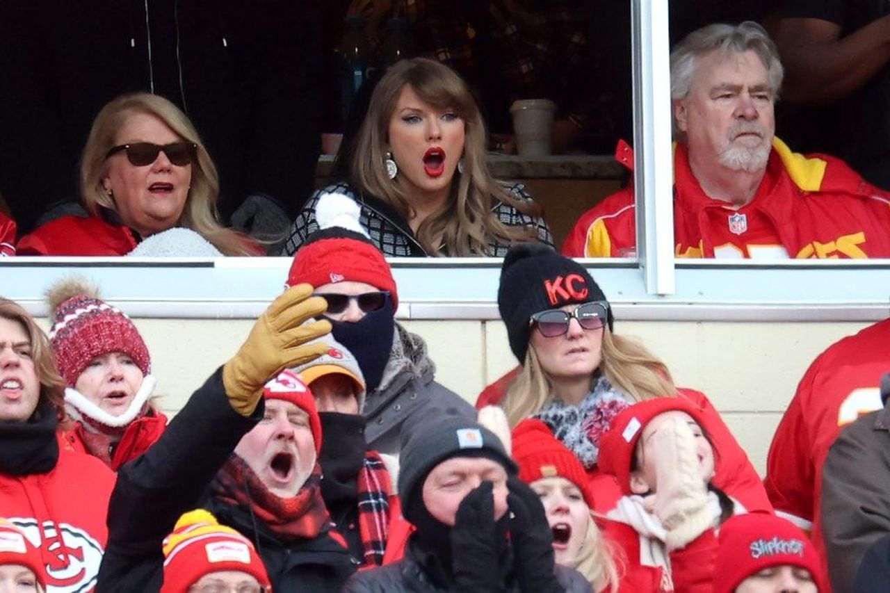Cosa_ci_aspetta_per_Travis_e_Taylor_ZDFCVBvhhB - Confidenze24 source:thehollywoodgossip - Cosa ci aspetta per Travis (e Taylor)? - Taylor Swift reagisce durante la partita dei Chiefs.