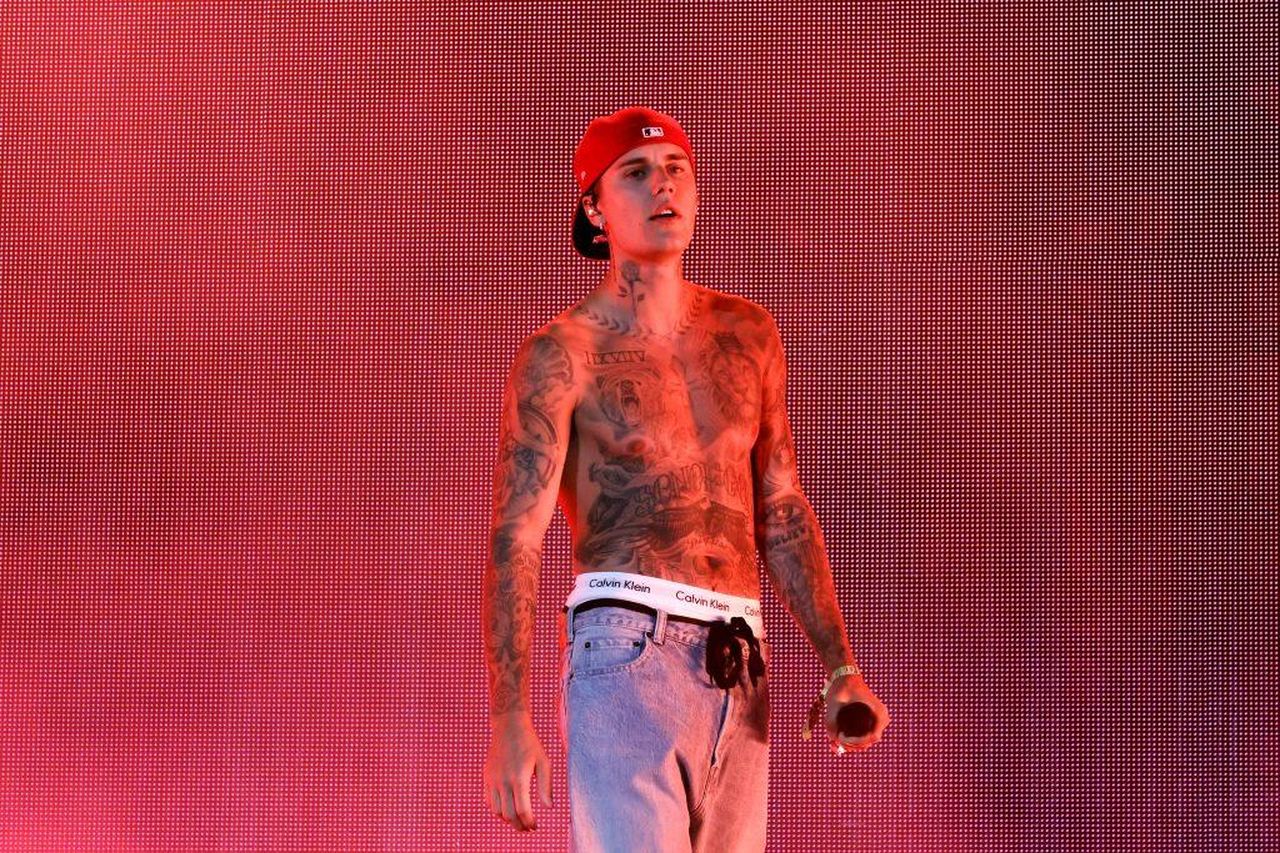 Cosa_pensano_le_persone_delle_foto_in_mutande_di_Justin_Bieber_UbzwQcFBaP - Confidenze24 source:thehollywoodgossip - Cosa pensano le persone delle foto in mutande di Justin Bieber? - Justin Bieber si esibisce al Coachella