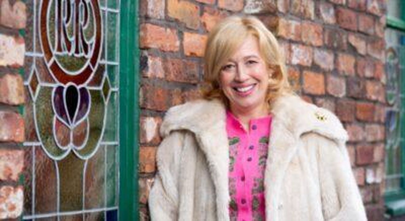 Cosa_sappiamo_sulluscita_di_Eileen_Grimshaw_MCDvDebVVf - Confidenze24 source:entertainmentdaily - Cosa sappiamo sull'uscita di Eileen Grimshaw - Katy Cavanagh nei panni di Julie Carp