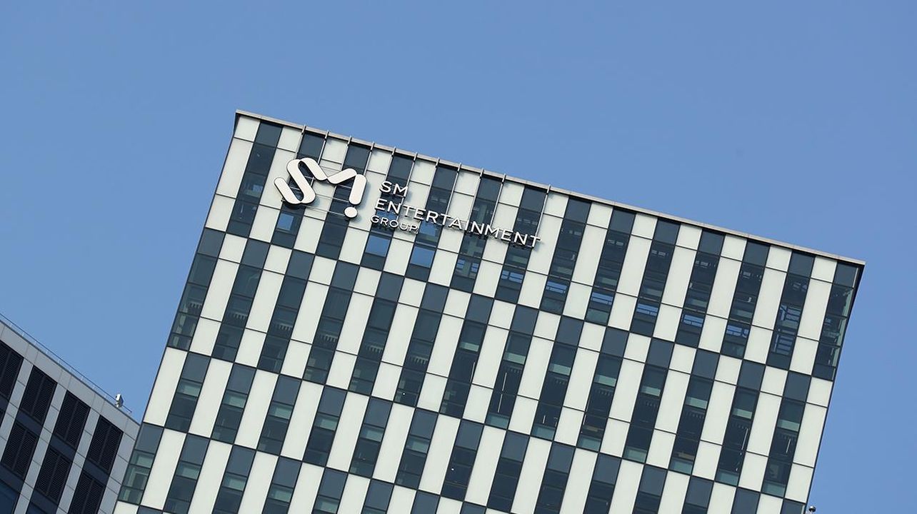 Crescita_delle_Azioni_di_SM_e_JYP_Entertainment_u5BlwHTNWx - Confidenze24 source:billboard - Crescita delle Azioni di SM e JYP Entertainment - Sede di SM Entertainment