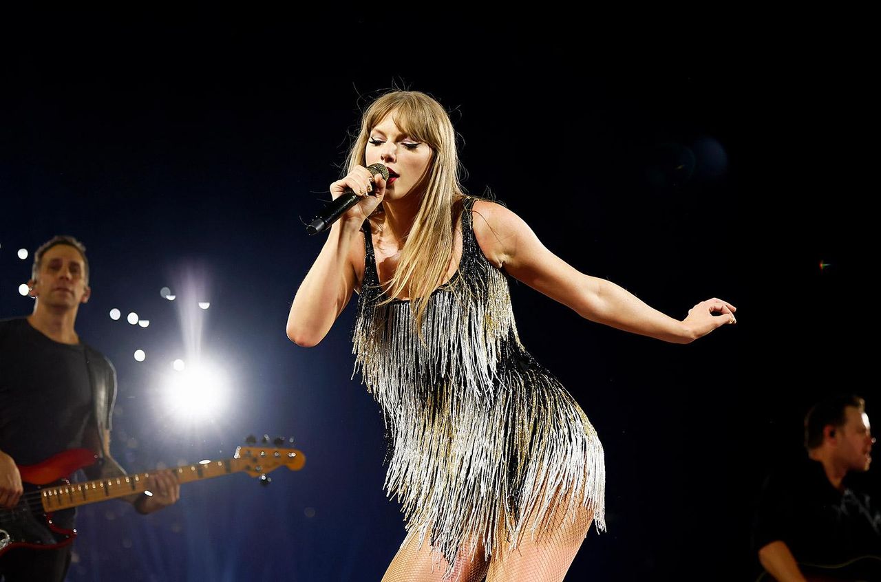 Crescita_delle_vendite_musicali_nel_Regno_Unito_KjdAYIOqwc - Confidenze24 source:billboard - Crescita delle vendite musicali nel Regno Unito - Taylor Swift si esibisce durante 'Taylor Swift | The Eras Tour' al Rogers Centre il 14 novembre 2024 a Toronto, Ontario.