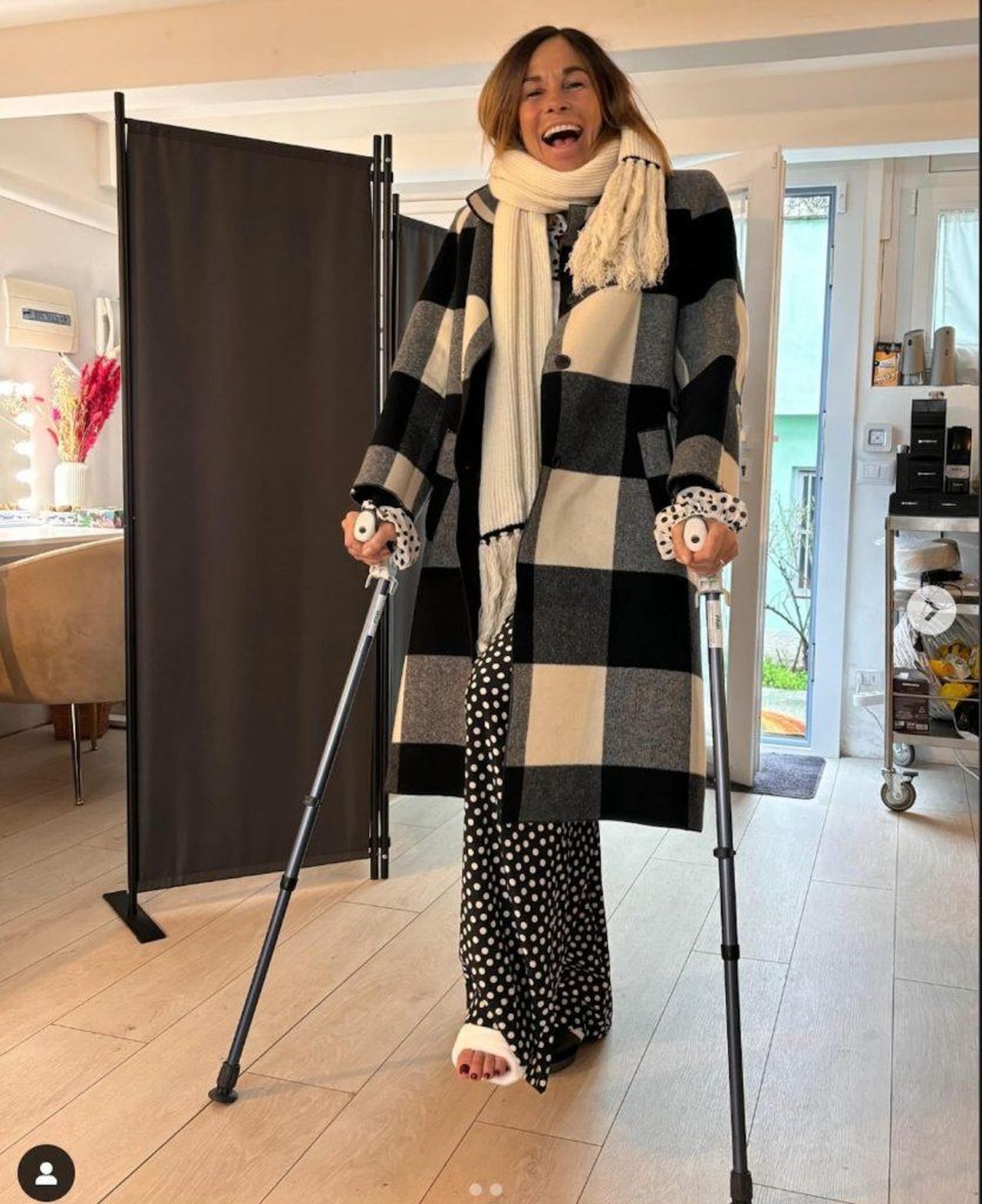 Cristina_Parodi_linfortunio_e_il_post_che_ha_conquistato_i_fan_VhfKmfPT6N - Confidenze24 source:quilink - Cristina Parodi: l’infortunio e il post che ha conquistato i fan - Cristina Parodi con gesso e stampelle