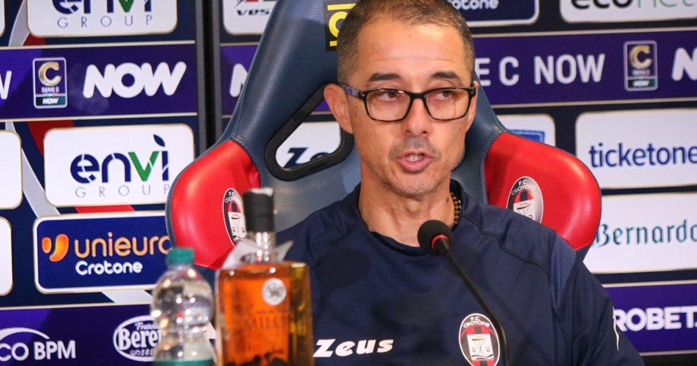 Crotone_le_parole_di_mister_Longo_sul_calciomercato_invernale_1fs5S9Ql83 - Confidenze24 source:Blasting News - Crotone, le parole di mister Longo sul calciomercato invernale - Il tecnico del Crotone Emilio Longo