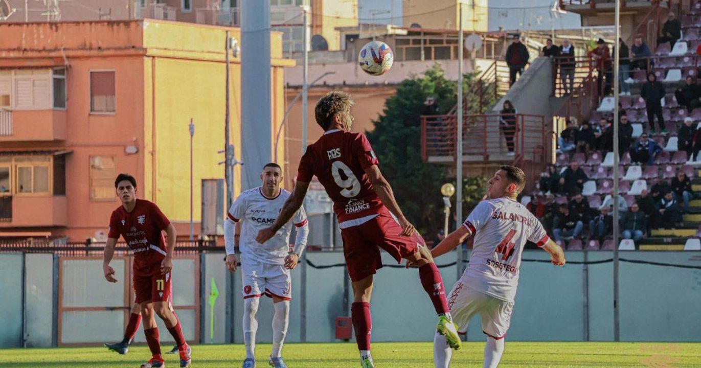 Crotone_un_attaccante_in_prova_xt4RQVayw6 - Confidenze24 source:Blasting News - Crotone, un attaccante in prova - Matheus Reis in azione con il Locri