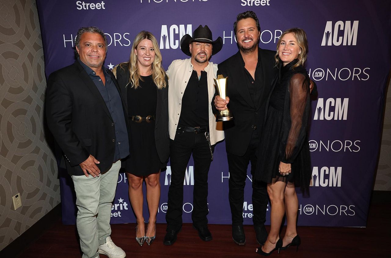Cruz_e_il_suo_impatto_su_ACM_Lifting_Lives_yqNRR6ALBT - Confidenze24 source:billboard - Cruz e il suo impatto su ACM Lifting Lives - Shawn McSpadden, presidente del consiglio di ACM Lifting Lives; Taylor Wolf, ACM Lifting Lives; Jason Aldean, Luke Bryan e Lyndsay Cruz, direttore esecutivo di ACM Lifting Lives, partecipano al 17° Academy Of Country Music Honors.