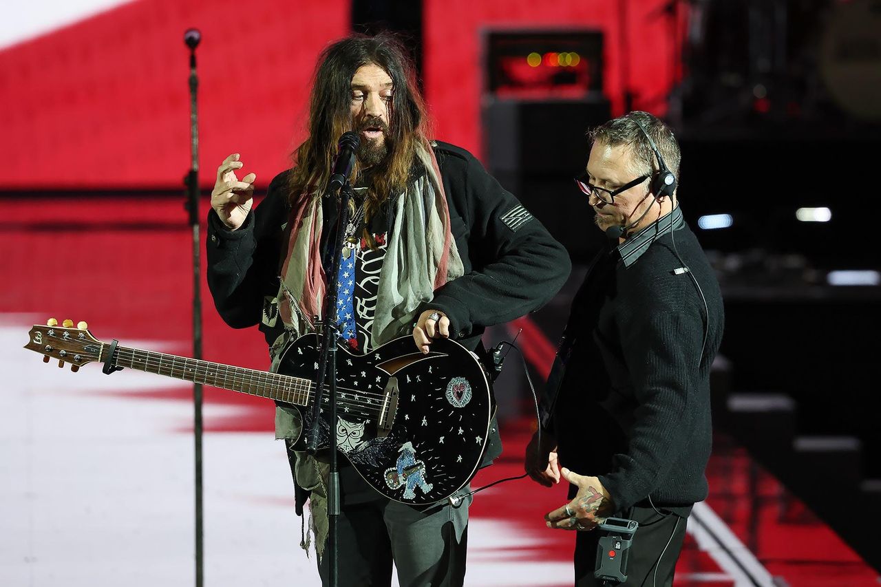 Cyrus_e_il_Liberty_Ball_CBsqzfROjK - Confidenze24 source:usmagazine - Cyrus e il Liberty Ball - Billy Ray Cyrus difende la sua performance al Liberty Ball durante l'inaugurazione