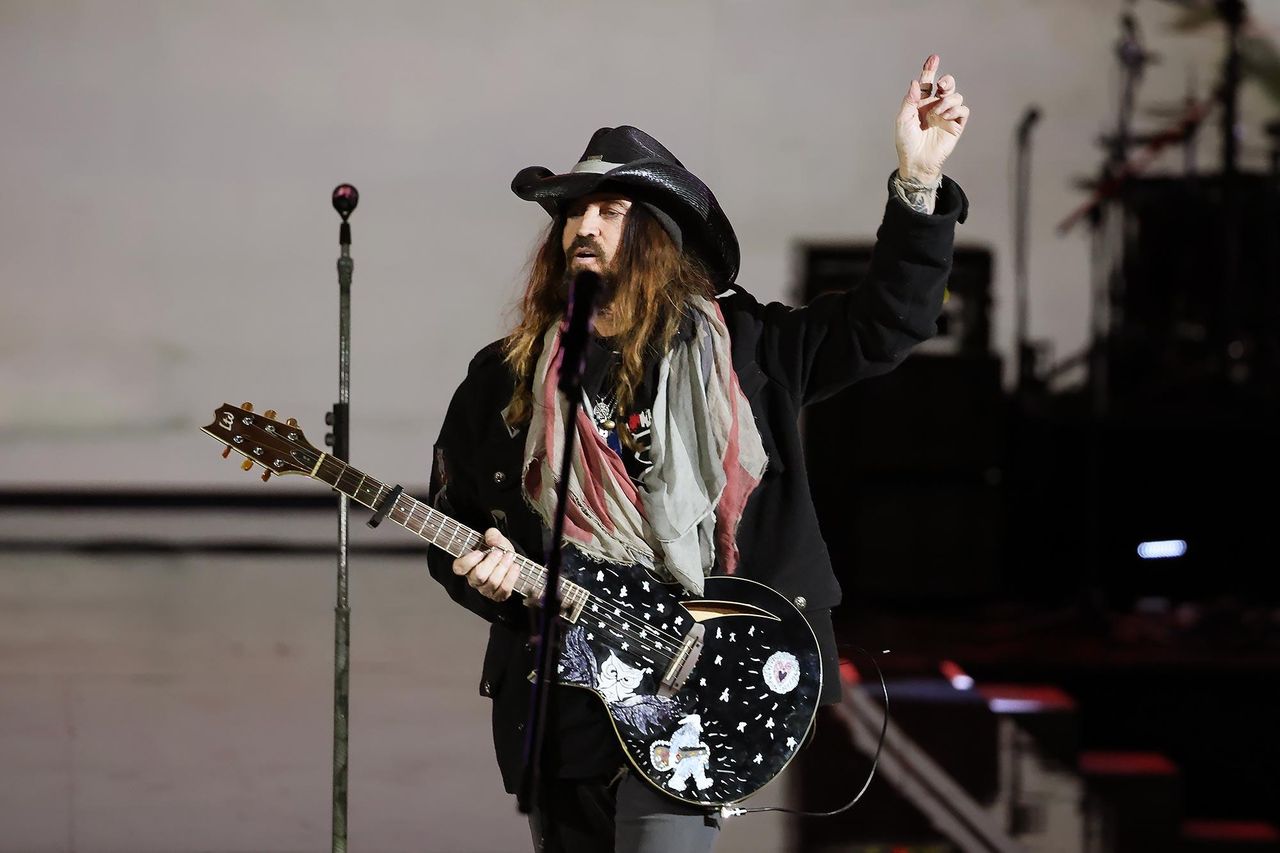 Cyrus_e_il_Liberty_Ball_CXPfJDDTi3 - Confidenze24 source:usmagazine - Cyrus e il Liberty Ball - Billy Ray Cyrus difende la sua performance al Liberty Ball durante l'inaugurazione