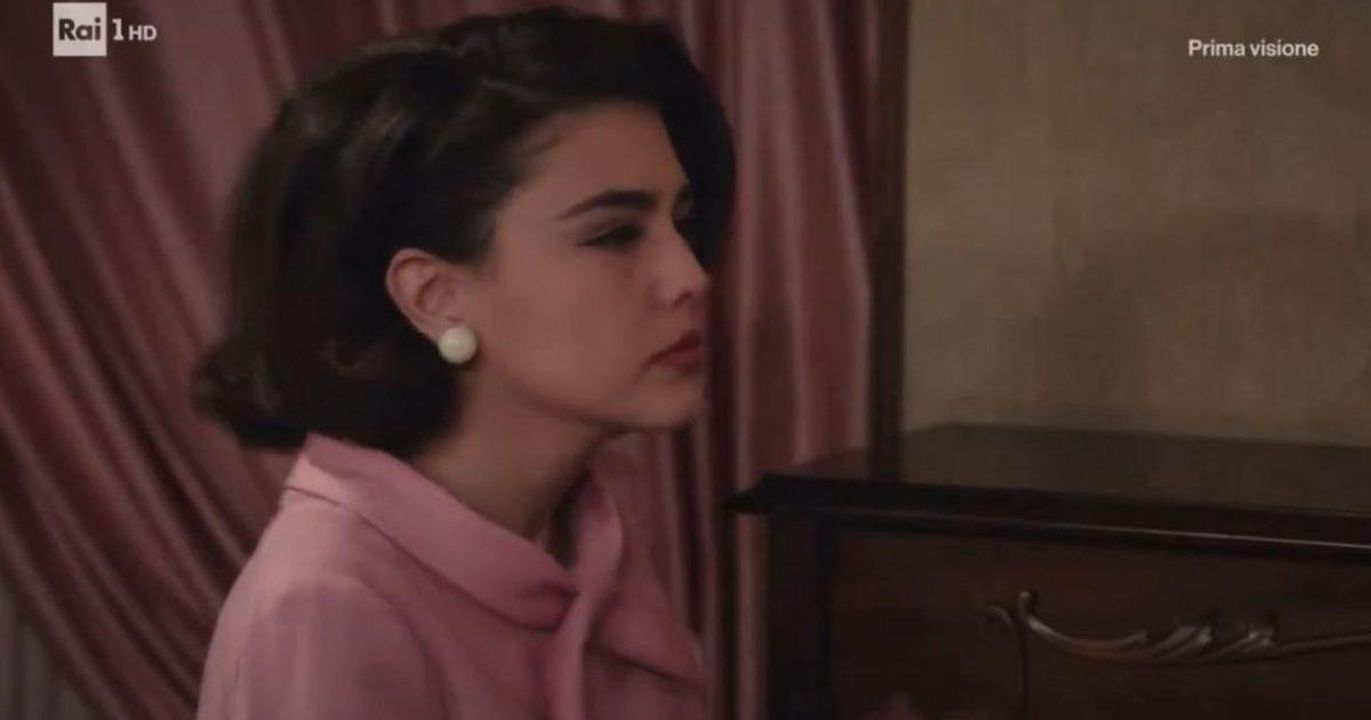 Da_stasera_il_debutto_nel_cast_di_Mina_Settembre_3_su_Rai_1_sar_Fiore_NKtD1QDzns - Confidenze24 source:Blasting News - Da stasera il debutto nel cast di Mina Settembre 3 su Rai 1: sarà Fiore - Chiara Russo nel ruolo di Fiore in Mina Settembre 3