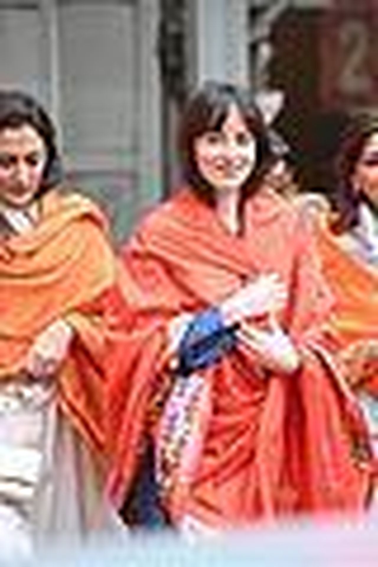 source:justjared - Dakota e Sonali al tempio - dakota johnson visita il tempio a mumbai 01