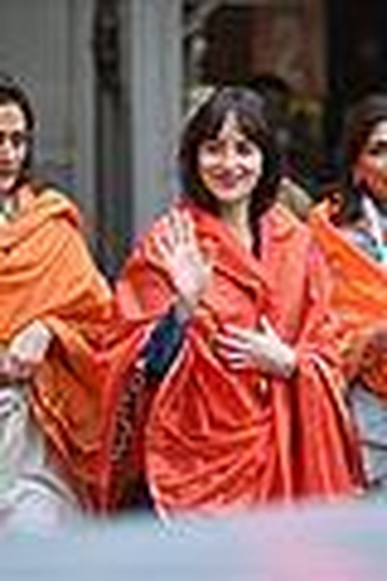 source:justjared - Dakota e Sonali al tempio - dakota johnson visita il tempio a mumbai 02