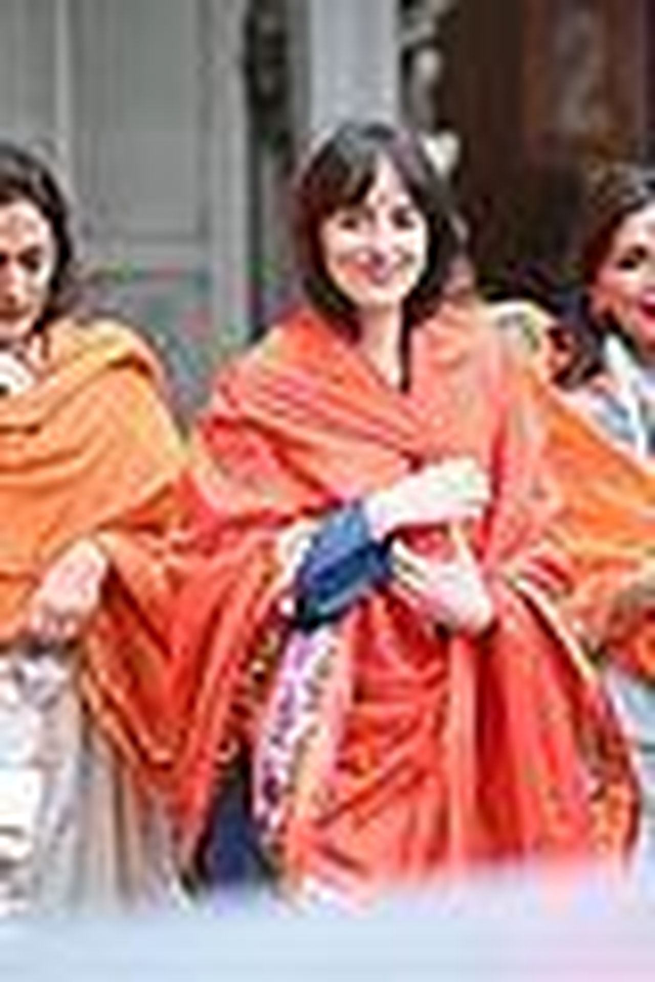 source:justjared - Dakota e Sonali al tempio - dakota johnson visita il tempio a mumbai 05