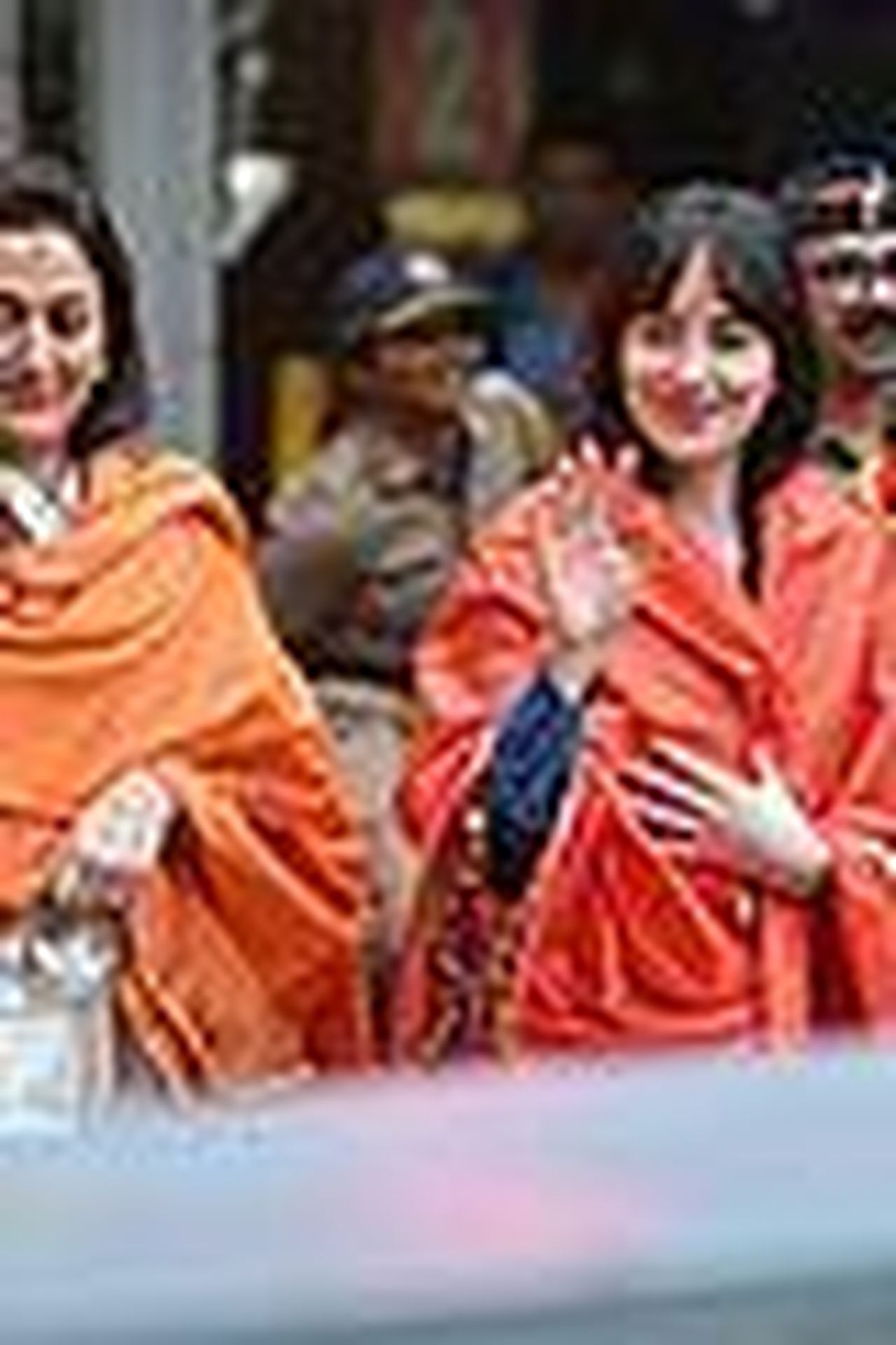 source:justjared - Dakota e Sonali al tempio - dakota johnson visita il tempio a mumbai 03