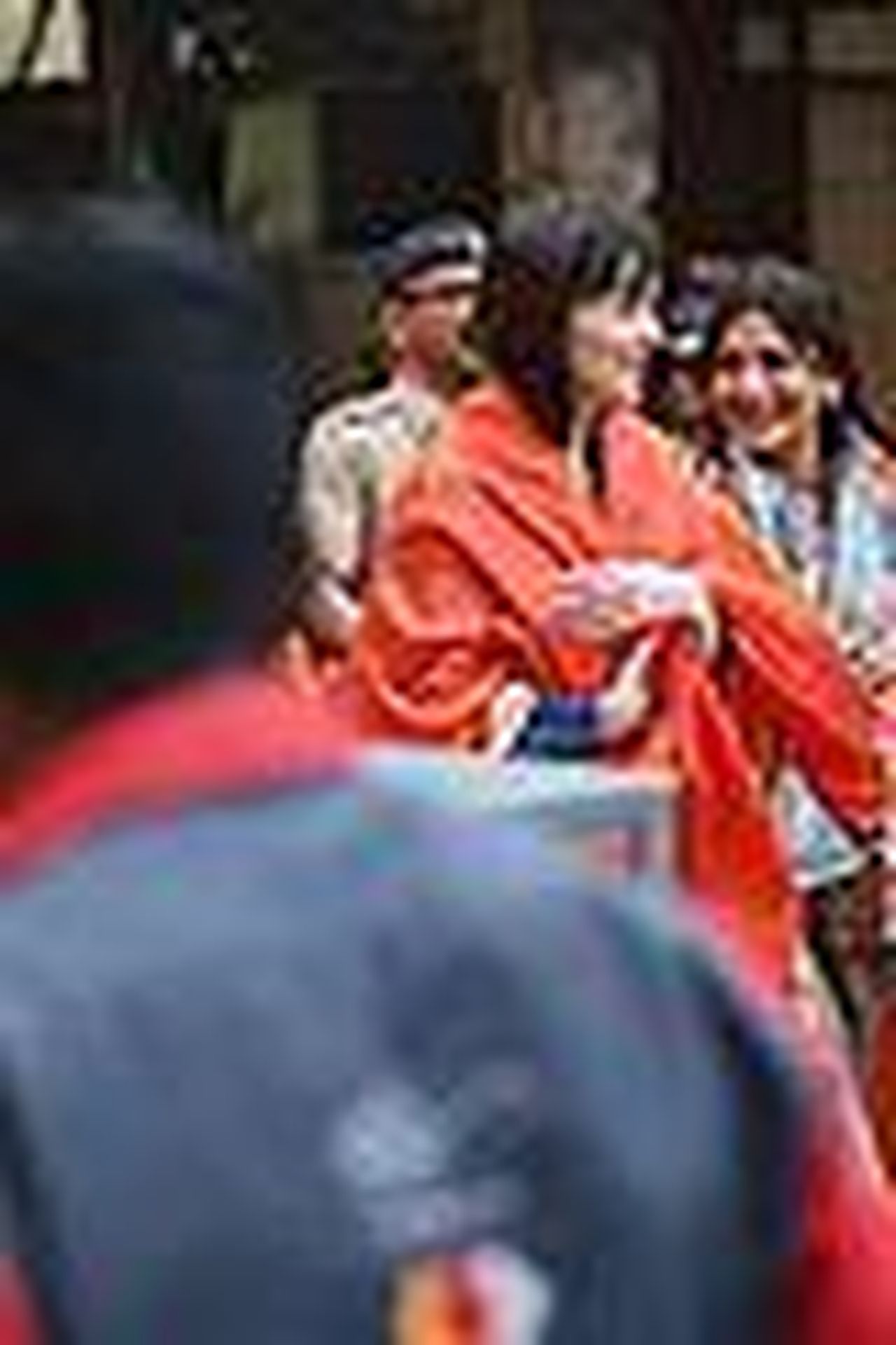 source:justjared - Dakota e Sonali al tempio - dakota johnson visita il tempio a mumbai 04