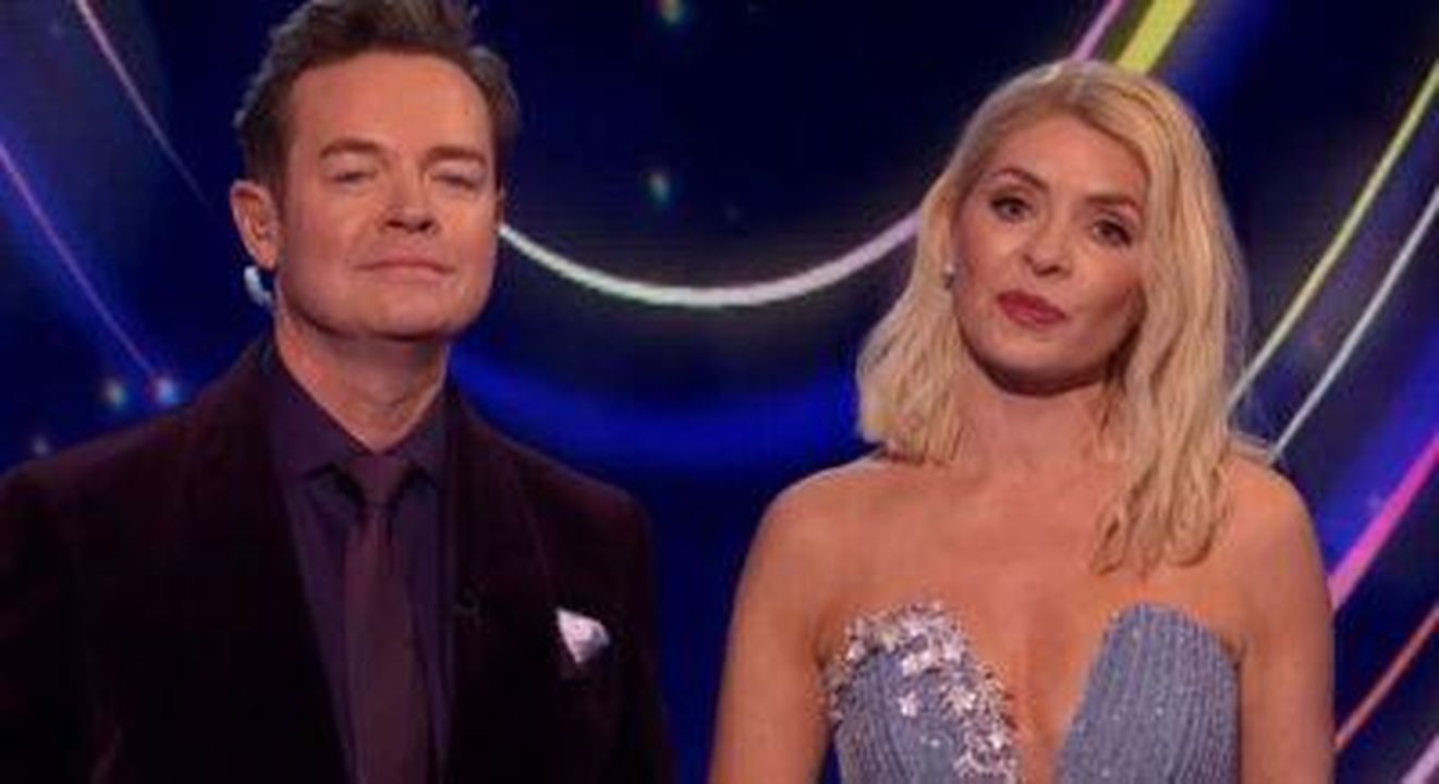 Dancing_on_Ice_2025_paga_tributo_a_The_Vivienne_4pFzlg4Edy - Confidenze24 source:entertainmentdaily - Dancing on Ice 2025 paga tributo a The Vivienne - Stephen e Holly su Dancing on Ice