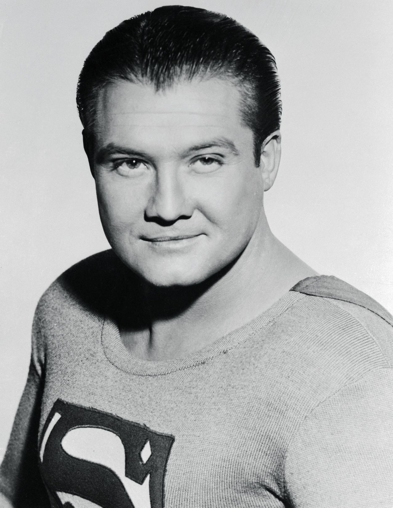 Dettagli_Scioccanti_Sulla_Morte_Di_George_Reeves_RUaQS47utC - Confidenze24 source:closerweekly - Dettagli Scioccanti Sulla Morte Di George Reeves - Chi Ha Ucciso George Reeves? La Morte Dell'Attore Di Superman È Un Mistero