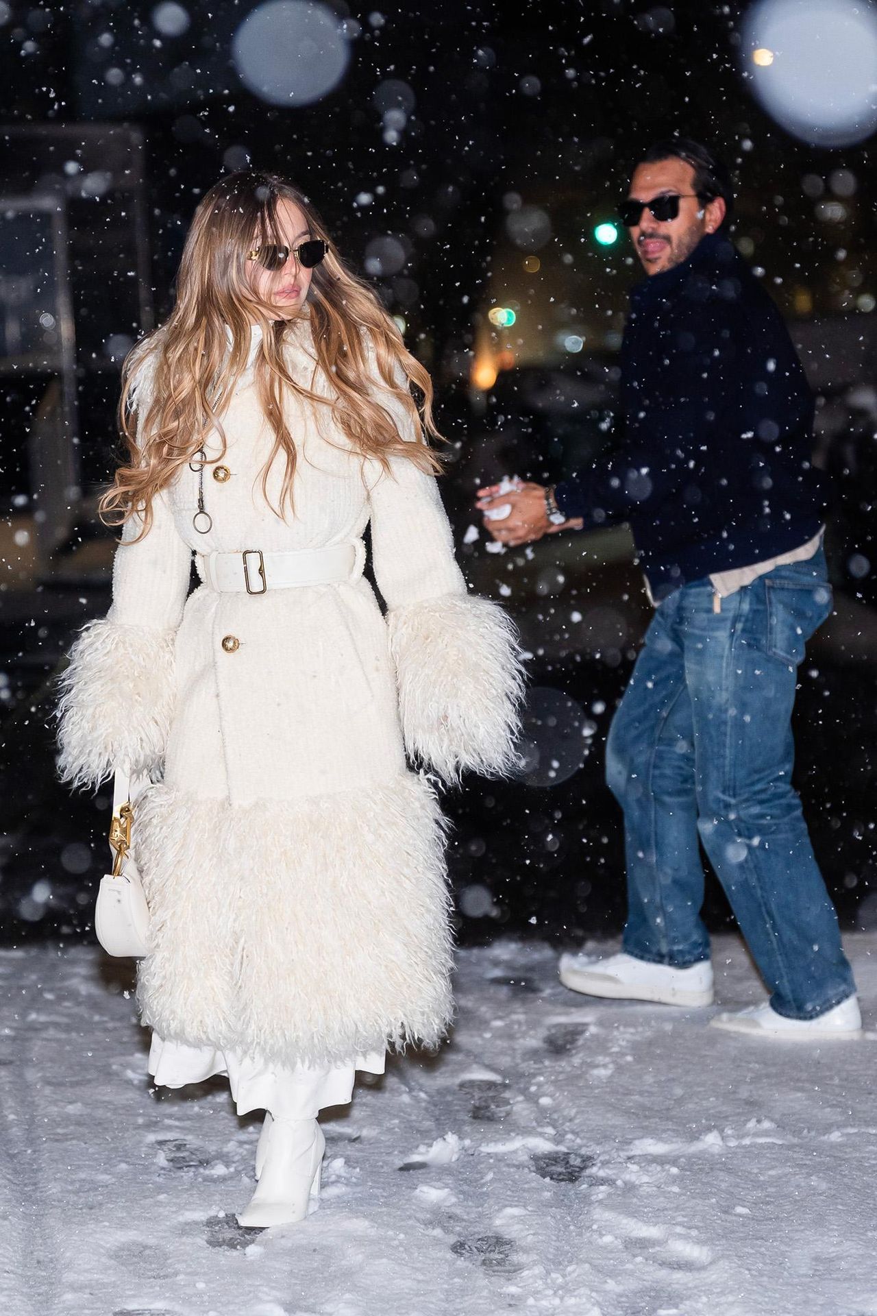 Dettagli_del_Look_P2fIX4nt4g - Confidenze24 source:usmagazine - Dettagli del Look - Il look invernale di Sydney Sweeney è da vedere