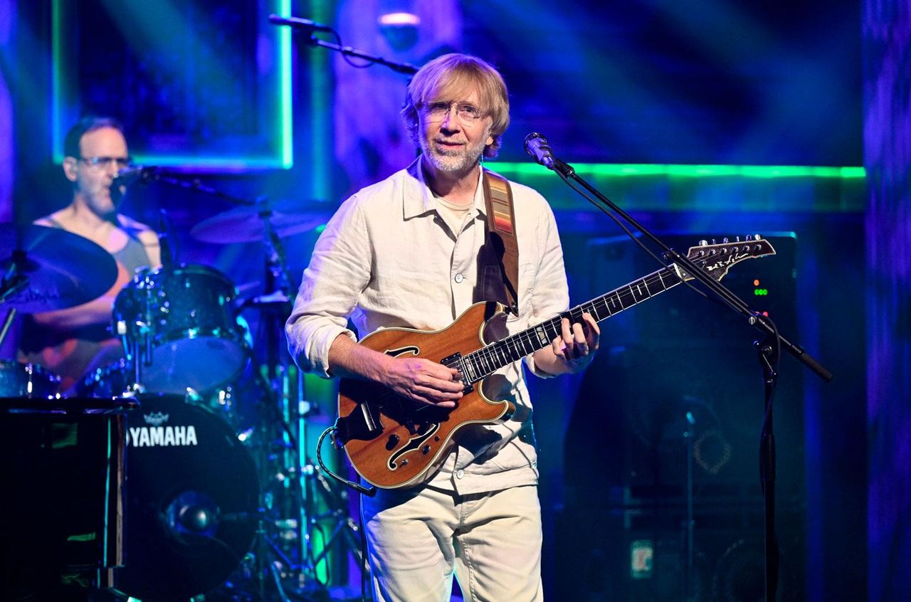 Dettagli_del_tour_primaverile_2025_7JjU0bVuT3 - Confidenze24 source:billboard - Dettagli del tour primaverile 2025 - Trey Anastasio dei Phish durante la performance