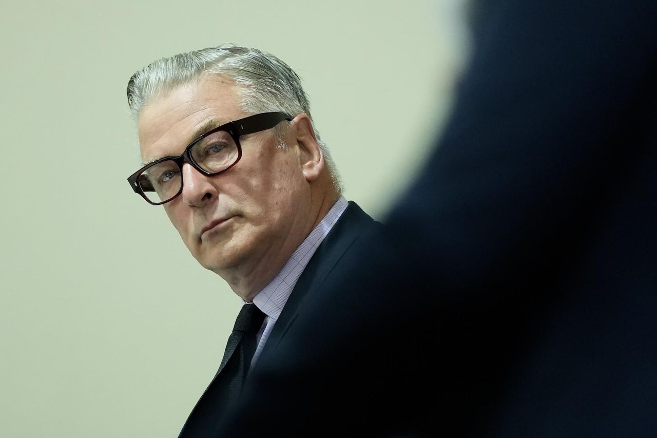 Dettagli_della_causa_di_Alec_Baldwin_TPue6yUhlb - Confidenze24 source:usmagazine - Dettagli della causa di Alec Baldwin - Alec Baldwin fa causa ai pubblici ministeri per 'prosecuzione maliziosa'