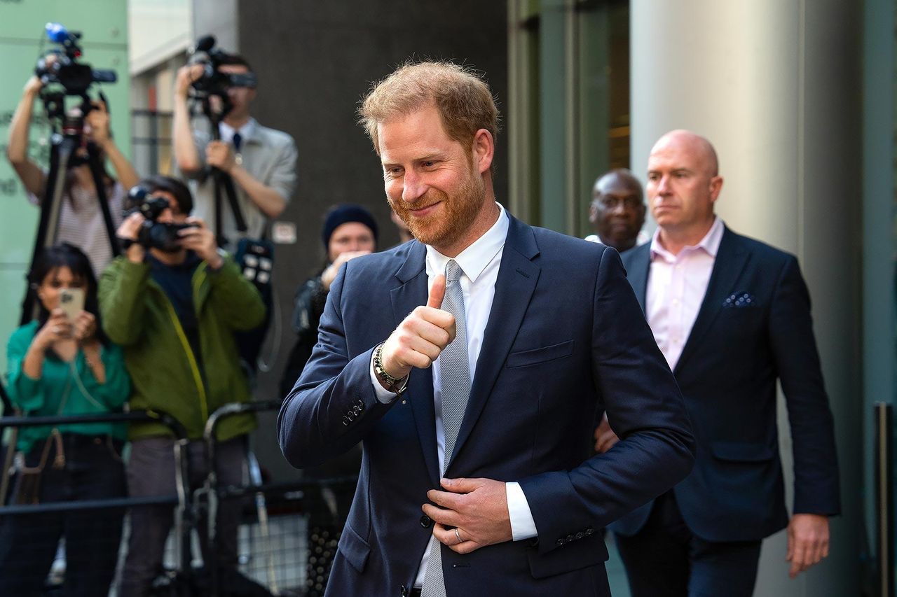 Dettagli_sul_Processo_gJzOuH6fgX - Confidenze24 source:usmagazine - Dettagli sul Processo - Il Principe Harry salta il primo giorno del caso contro i tabloid