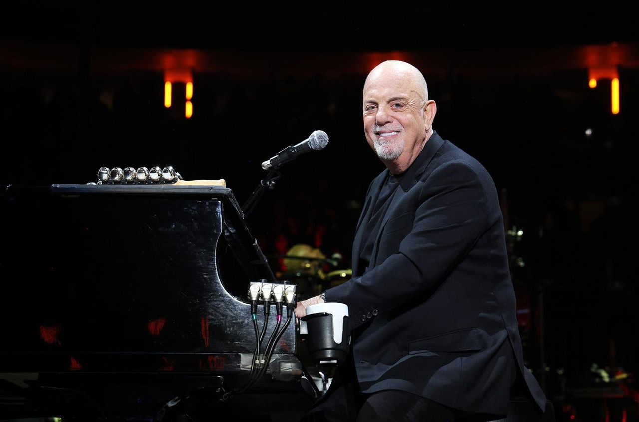 Dettagli_sul_concerto_estivo_Y46VZYISNl - Confidenze24 source:billboard - Dettagli sul concerto estivo - Billy Joel si esibisce al Madison Square Garden il 19 dicembre 2023 a New York.