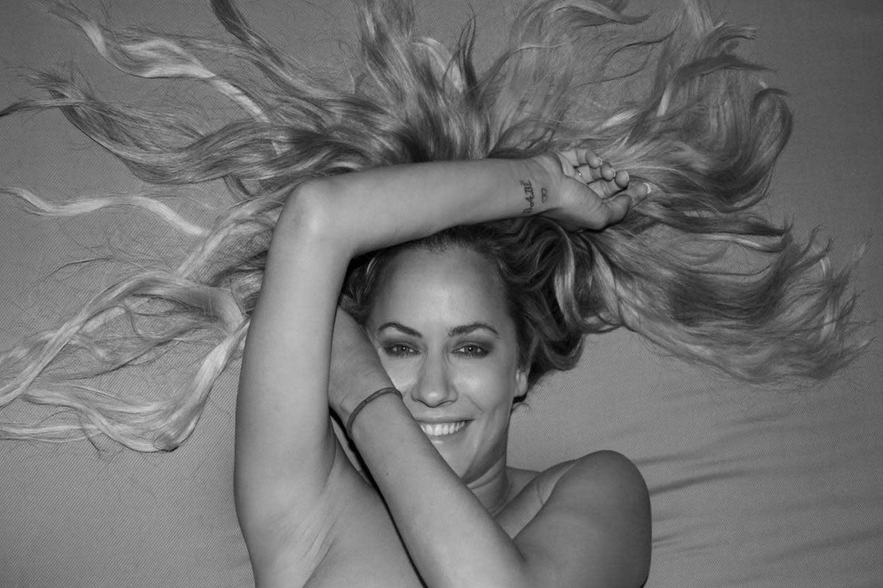Dettagli_sul_documentario_Caroline_wt_jhC9WNocIk - Confidenze24 source:celebmix - Dettagli sul documentario ‘Caroline (w/t)’ - Immagine del documentario su Caroline Flack