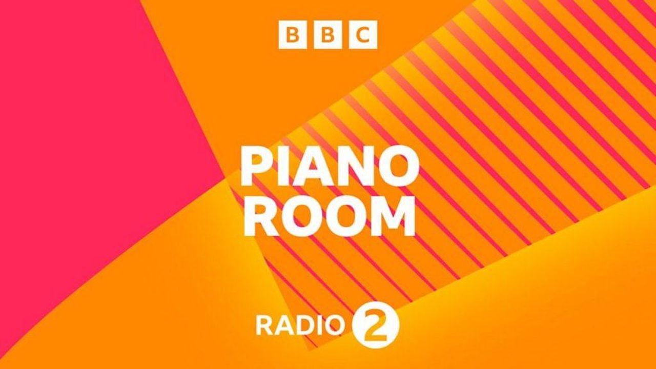 Dettagli_sul_mese_del_Piano_Room_0oRxagVjLQ - Confidenze24 source:celebmix - Dettagli sul mese del Piano Room - Radio 2