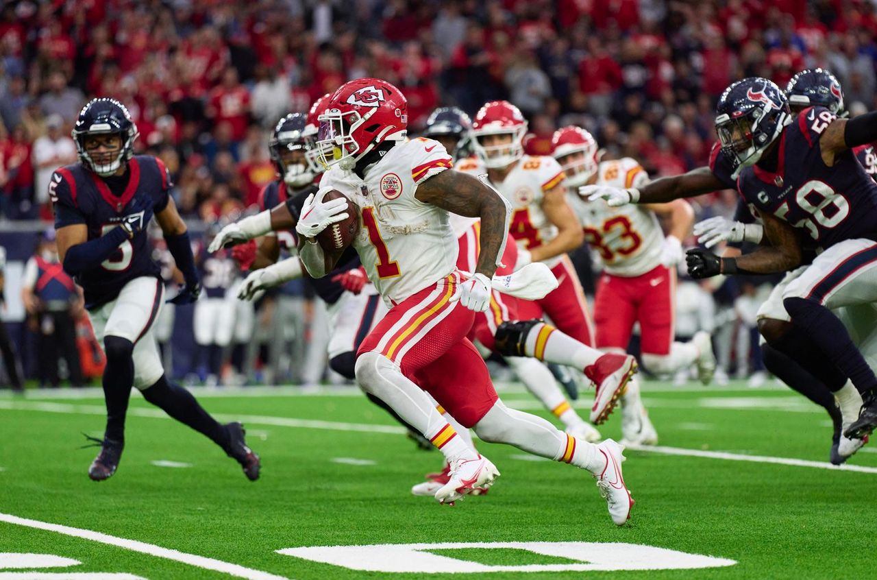 Dettagli_sulla_Partita_di_Playoff_HciHD3mbgG - Confidenze24 source:billboard - Dettagli sulla Partita di Playoff - Jerick McKinnon #1 dei Kansas City Chiefs durante la partita contro gli Houston Texans