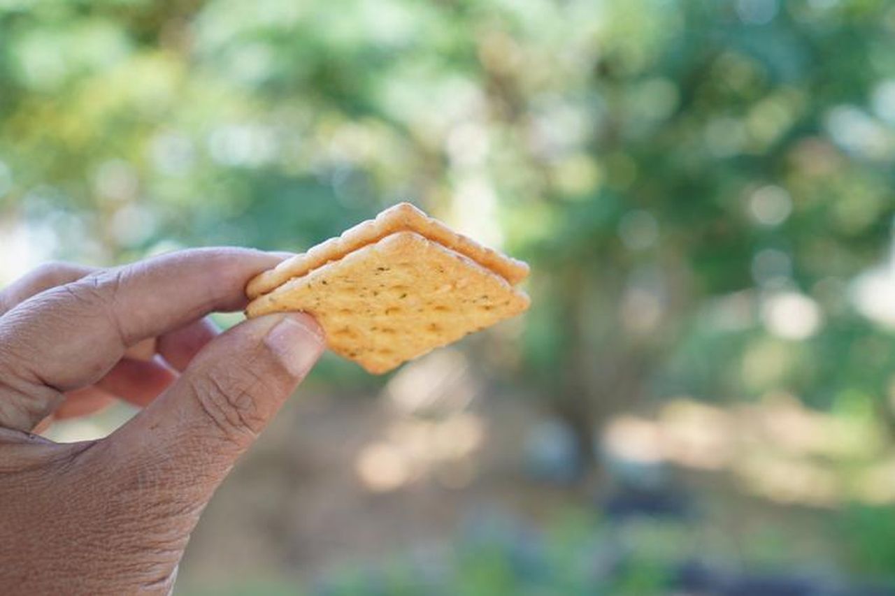 Dettagli_sullincidente_di_crimine_dodio_VQ8kApysy9 - Confidenze24 source:bossip - Dettagli sull'incidente di crimine d'odio - Uomo che mangia un cracker