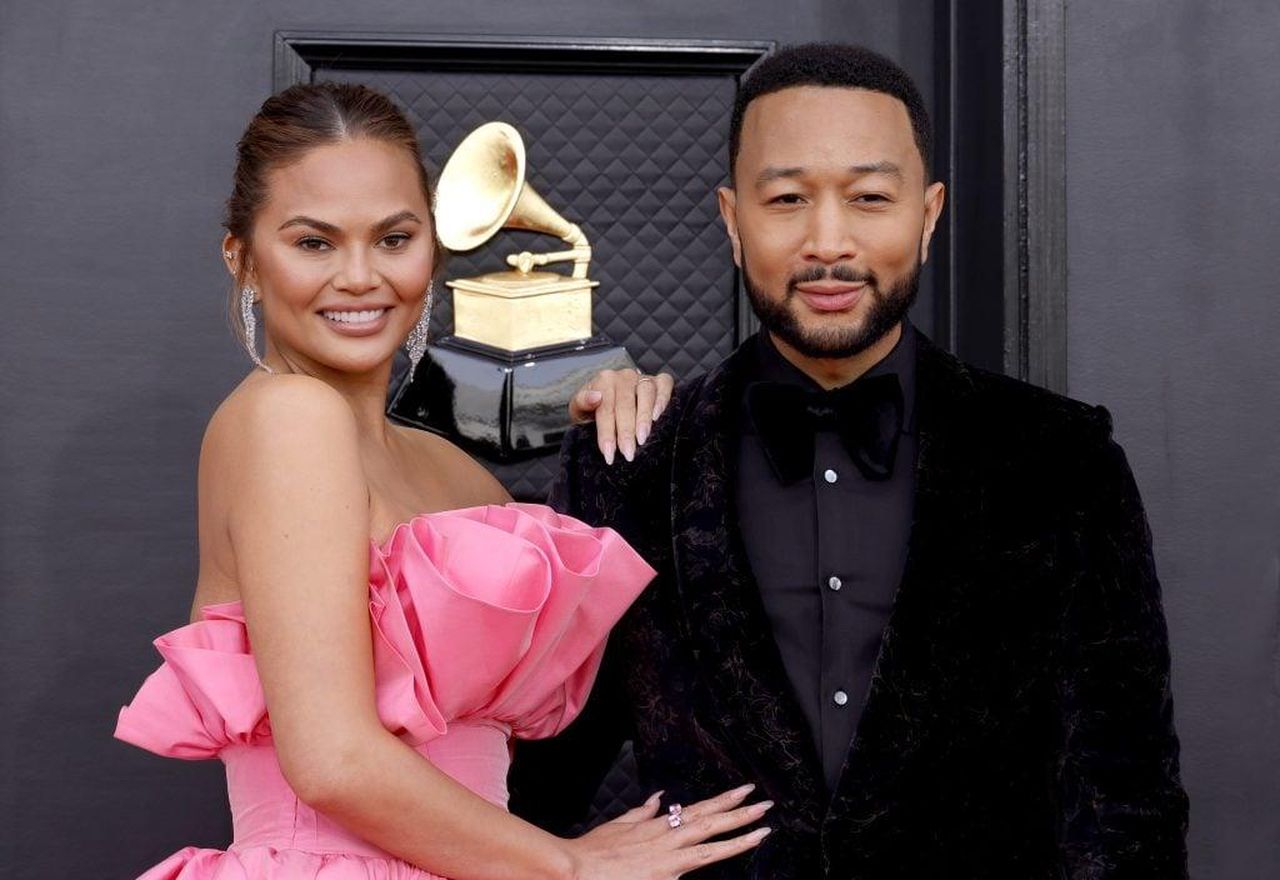 Devastazione_in_corso_QPNMoMUtwM - Confidenze24 source:thehollywoodgossip - Devastazione in corso - Chrissy Teigen e John Legend ai Grammy Awards