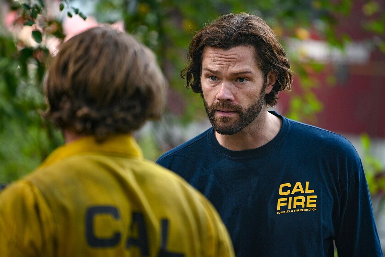 Di_cosa_parla_Fire_Country_Surfside_KDQxMcruG1 - Confidenze24 source:usmagazine - Di cosa parla Fire Country: Surfside? - Max Thieriot e Jared Padalecki in Fire Country