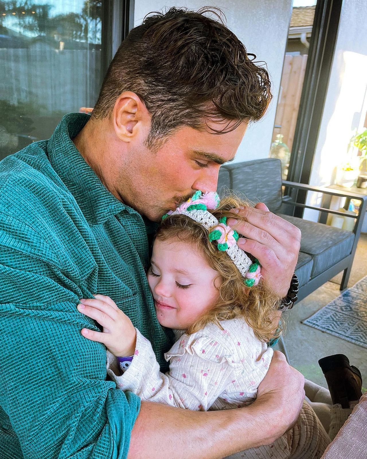 Dicembre_2022_T1NJ00v6f7 - Confidenze24 source:usmagazine - Dicembre 2022 - Zac Efron bacia Olivia nel giorno del suo compleanno