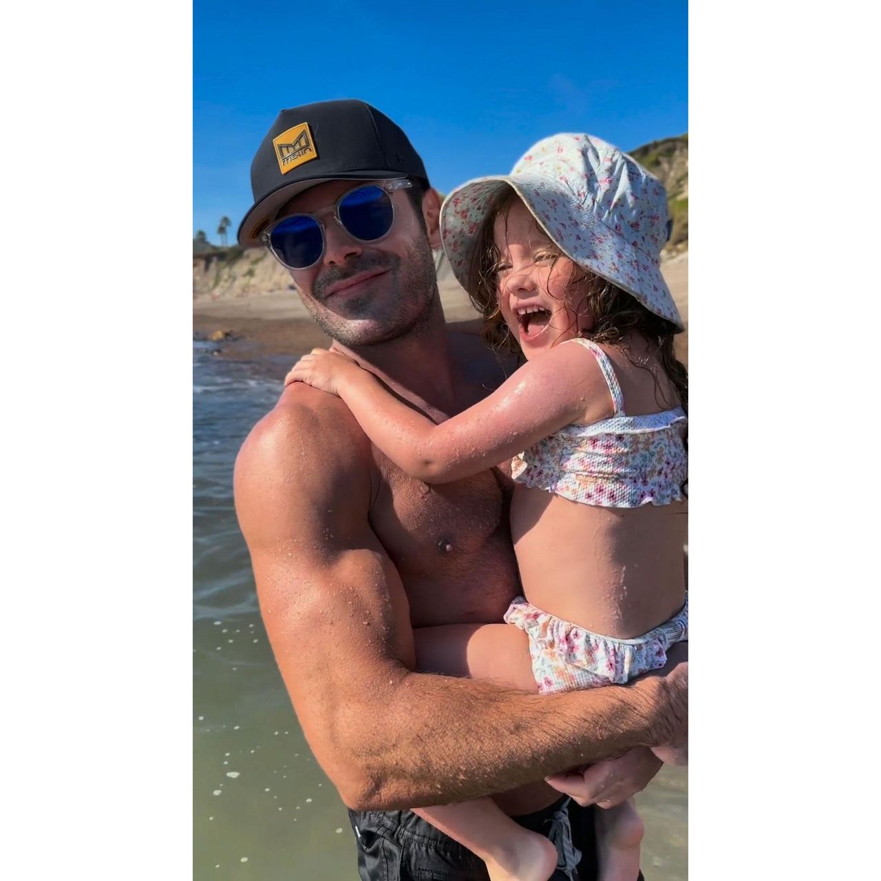Dicembre_2023_t5rC6Ryd0y - Confidenze24 source:usmagazine - Dicembre 2023 - Zac Efron e la sua sorellina in una giornata al mare
