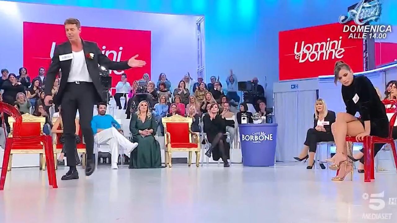 Diego_perde_la_pazienza_e_se_ne_va_dallo_studio_6NpEGXr4Sg - Confidenze24 source:lanostratv - Diego perde la pazienza e se ne va dallo studio - Foto Diego Claudia Uomini e Donne oggi