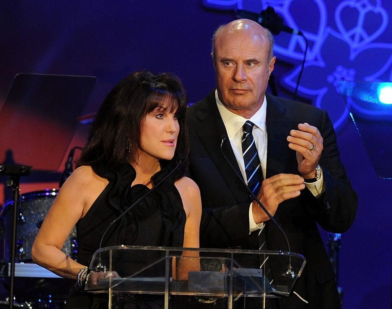 Dr_Phil_e_Robin_McGraw_Sono_Ancora_Insieme_FQg82IL4Tl - Confidenze24 source:thehollywoodgossip - Dr. Phil e Robin McGraw: Sono Ancora Insieme? - Dr. Phil McGraw e Robin McGraw durante l'evento Race to Erase MS.