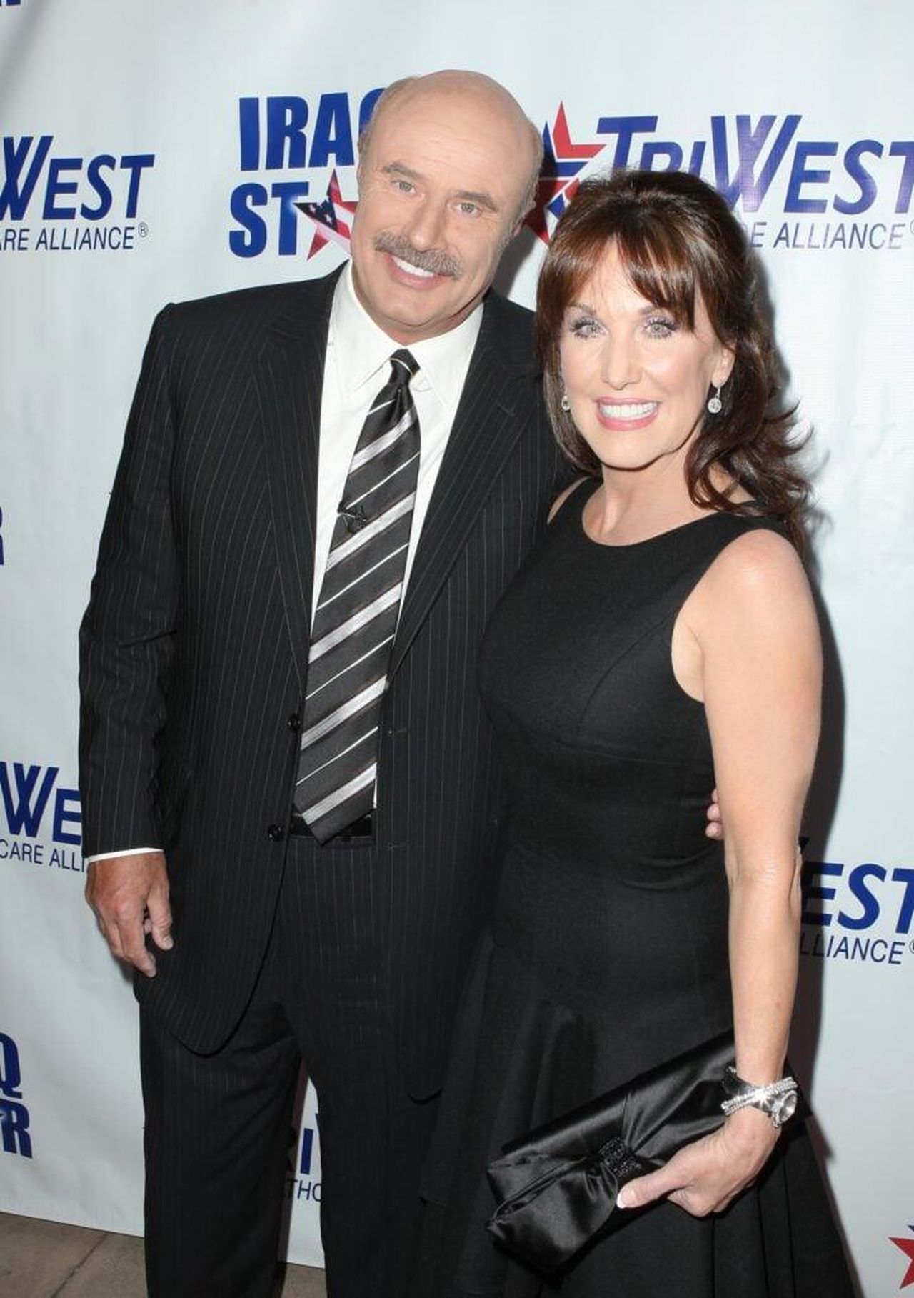Dr_Phil_e_Robin_McGraw_Sono_Ancora_Insieme_eOv4TsdZsz - Confidenze24 source:thehollywoodgossip - Dr. Phil e Robin McGraw: Sono Ancora Insieme? - Dr. Phil e sua moglie Robin McGraw all'evento 'A Night of Honour'.