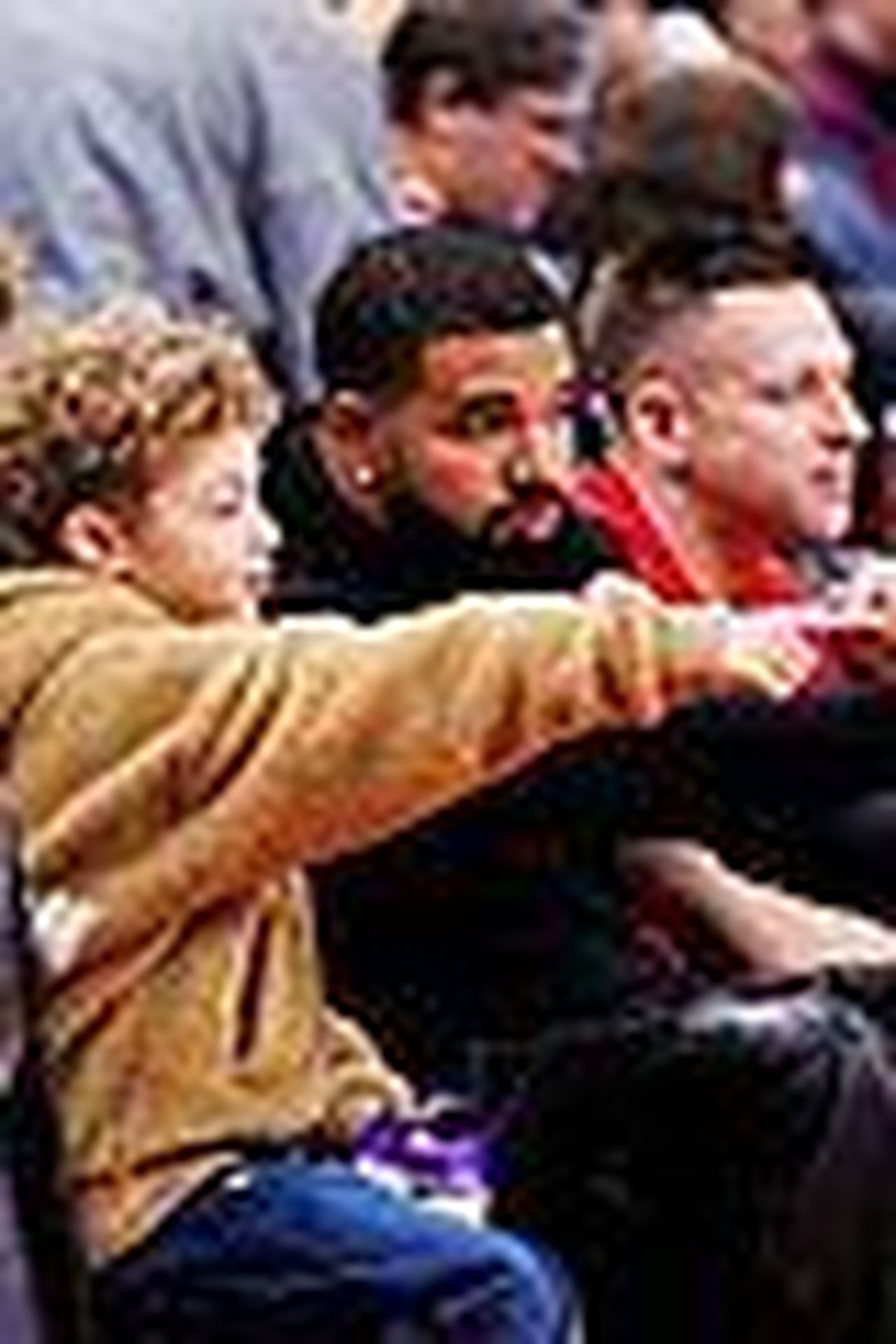 Drake_e_Adonis_al_gioco_dei_Raptors_Ru5sM0CMDX - Confidenze24 source:justjared - Drake e Adonis al gioco dei Raptors - Drake e Adonis a bordo campo durante la partita dei Raptors