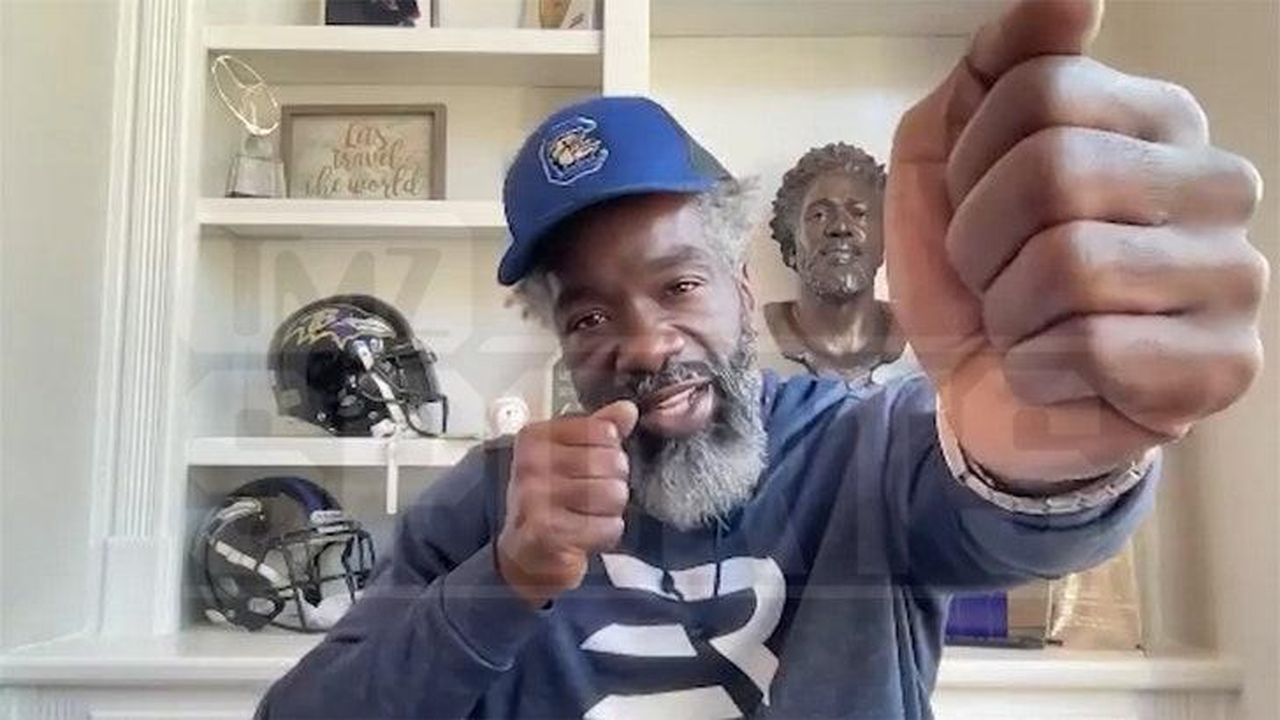 Ed_Reed_sostiene_Lamar_Jackson_UZ0Hvj3nZ5 - Confidenze24 source:allcelebrities - Ed Reed sostiene Lamar Jackson - Ed Reed