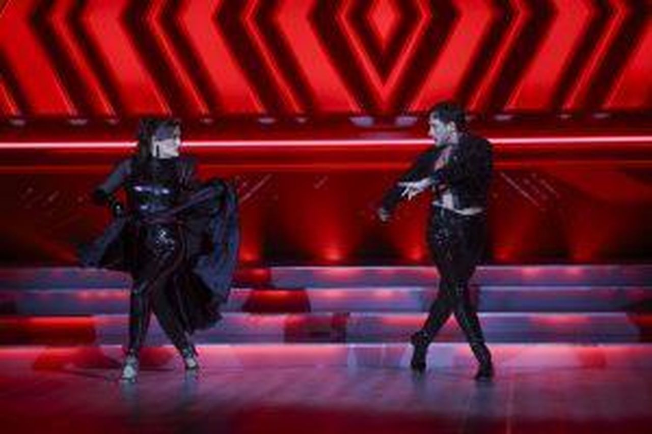 source:vipmagazine - Elaine Crowley e Denys Samson - Giornalista e presentatrice TV Elaine Crowley con il suo partner di danza Denys Samson durante Dancing with the Stars.