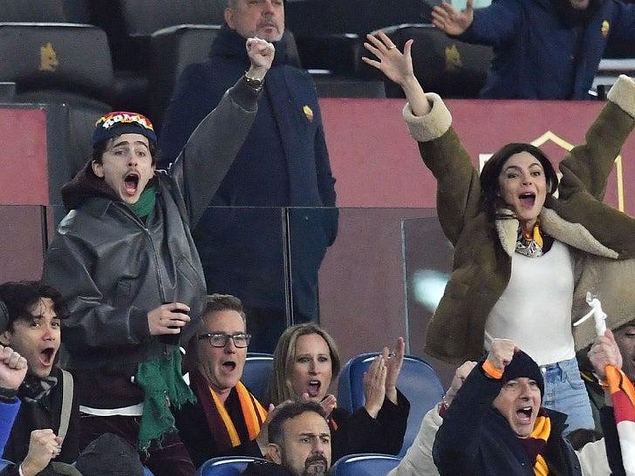 Emozioni_in_tribuna_OgP1vwblm6 - Confidenze24 source:allcelebrities - Emozioni in tribuna - Timothée Chalamet ed Edward Norton durante la partita