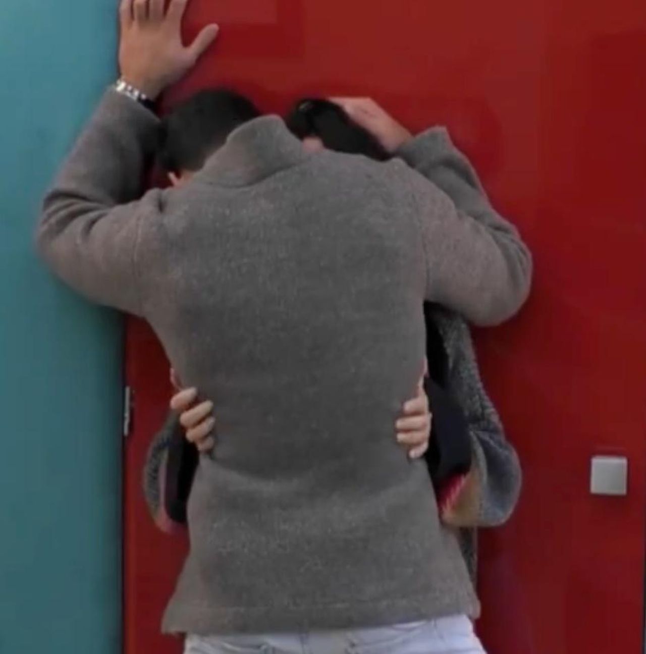 Eva_Grimaldi_becca_i_coinquilini_sul_fatto_poi_la_scoperta_VIDEO_N0NeHegANv - Confidenze24 source:tvzap - Eva Grimaldi becca i coinquilini sul fatto: poi la scoperta (VIDEO) - Scherzo a Eva Grimaldi
