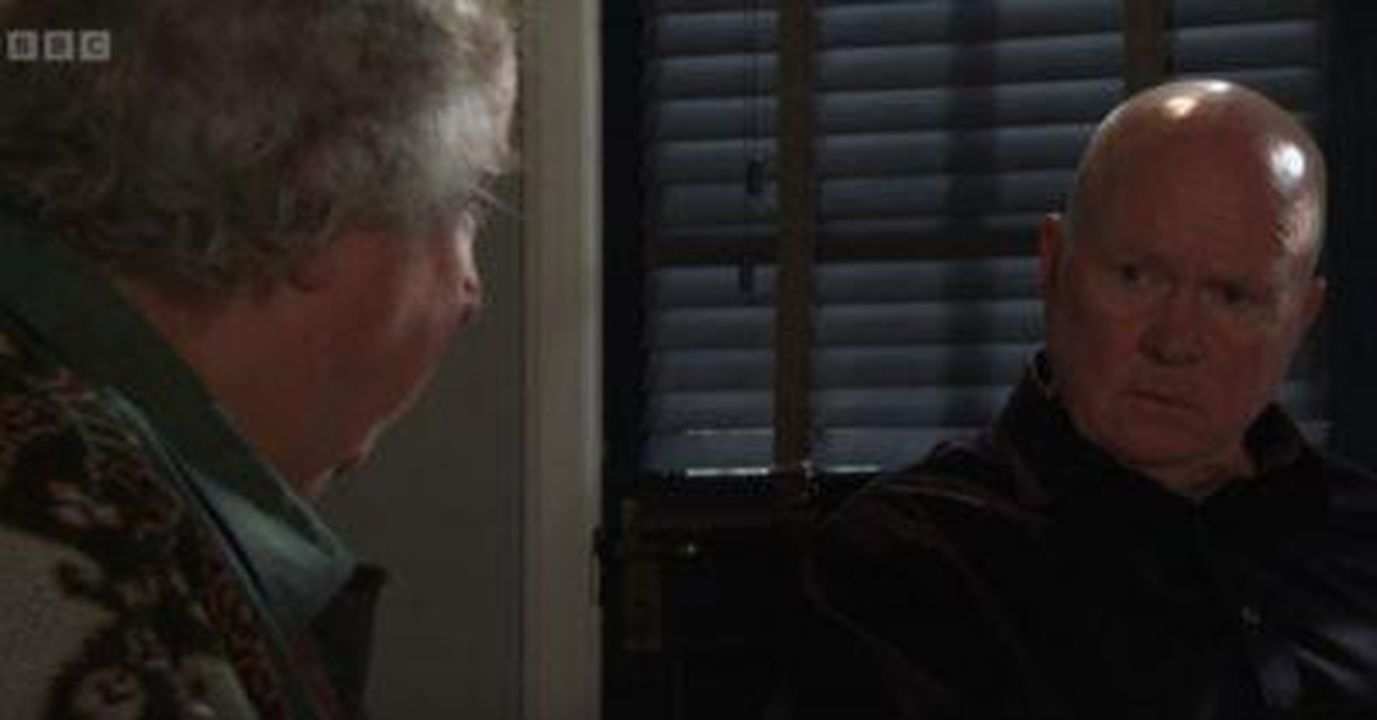 Fan_di_EastEnders_suggeriscono_una_storia_di_morte_assistita_per_Phil_e_Nigel_6nQaSeV7DM - Confidenze24 source:entertainmentdaily - Fan di EastEnders suggeriscono una storia di morte assistita per Phil e Nigel - Phil parla con Nigel in EastEnders