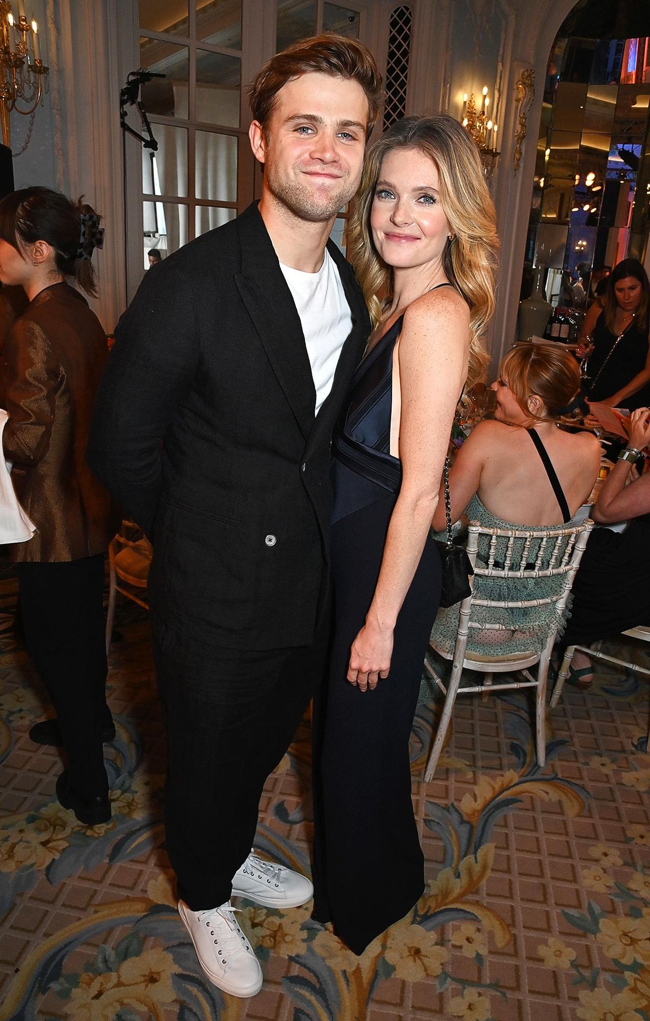 Febbraio_2022_sZwlXrrWRk - Confidenze24 source:usmagazine - Febbraio 2022 - Meghann Fahy e Leo Woodall si incontrano per la prima volta